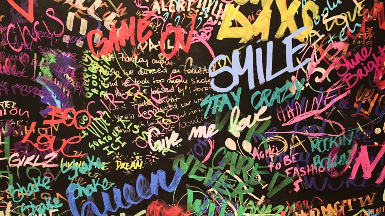 Buntes Graffiti-Piece auf einer Betonwand — Straßenkultur hinter Tony Vapes