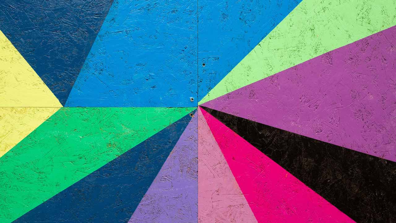 Street-Art-Schriftzug in Neonfarben an einer Hauswand