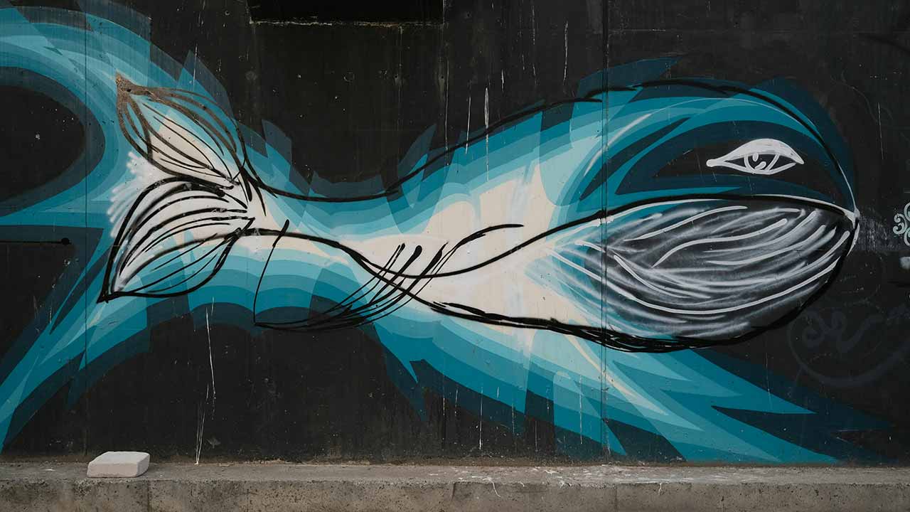 Großflächiges Street-Mural in kräftigen Farben
