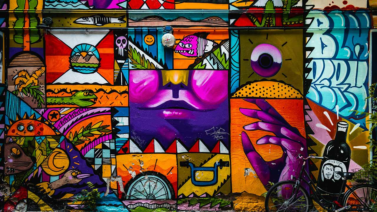 Detailaufnahme eines Graffitis — Farbschichten und Sprühnebel